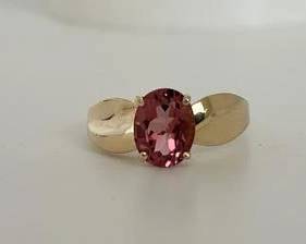 14K Gold with Pink Gemstone (Pink Tourmaline?) Ring - Size 8 (3.1 Grams)