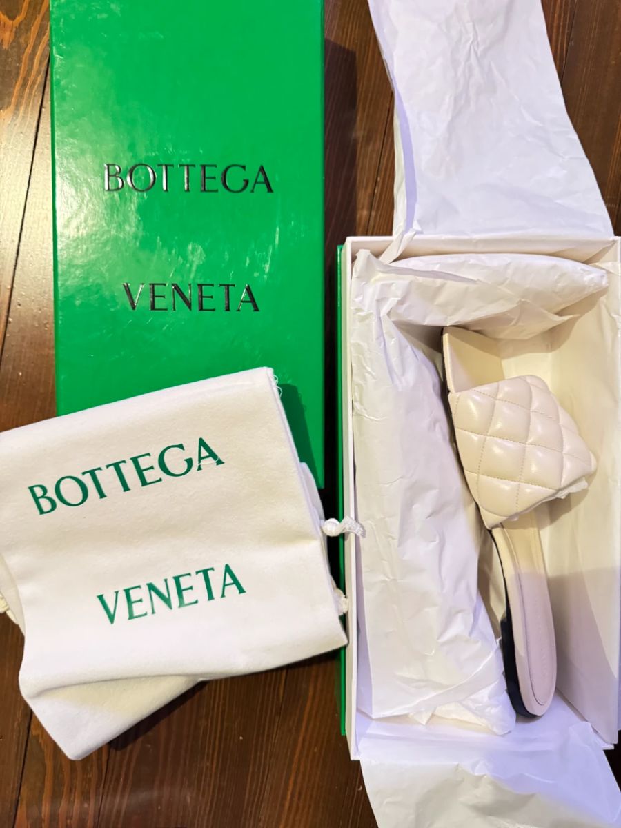 Never been worn Bottega Veneta cream colored slides sz 39