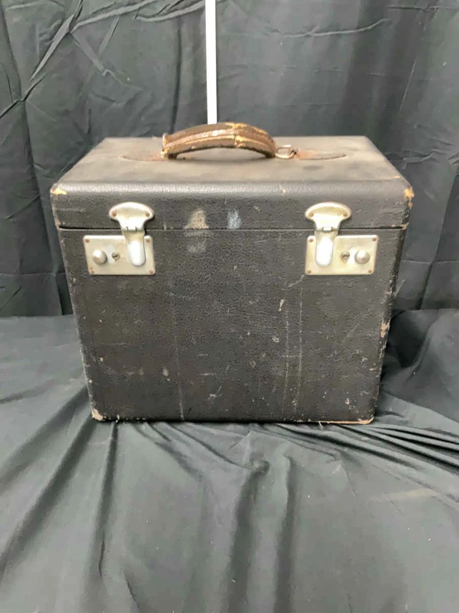 01 Vintage Singer Sewing Machine with Carrying Case