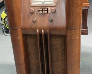 02 Vintage Silvertone Console Radio