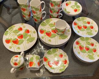  Fitz & Floyd Wild Strawberry Dinnerware Set