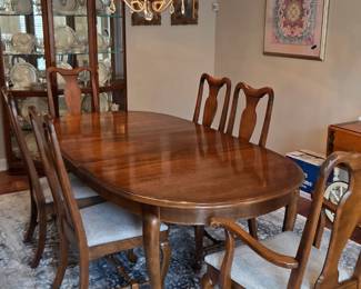 #44	Wood Dining Table w/1 leaf and 6 Chairs (2 captains Chairs) w/pads (possibly Ethan Allen) - 65-101x44x29	 $275.00 
