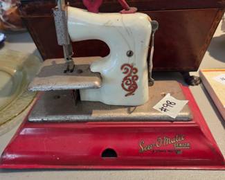 #98	Sew-O-Matic Senior 1950's Little Betty's Child Hand Crank Sewing machine (missing round turn wheel)	 $35.00 
