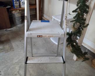 #152	Cosco 3 step aluminum ladder	 $30.00 
