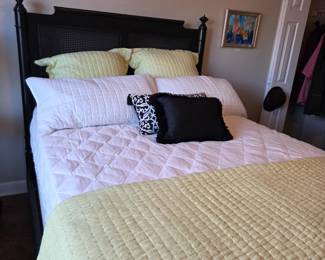 #136	Queen Comforter, 4 pillow Shams & 2 decorative Pillows w/Green Alternate Comforter	 $30.00 
