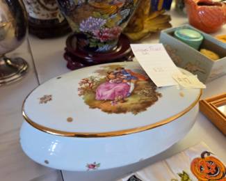 #117	Limoges France Box w/man & Woman w/gold trim	 $25.00 
