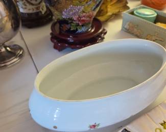 #117	Limoges France Box w/man & Woman w/gold trim	 $25.00 
