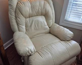 #13	Lazy-Boy Cream leather Recliner w/continuous Seat - Manual Pull - 18" Seat Width	 $200.00 
