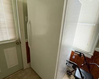 Nice 21 CF Frididaire upright freezer
