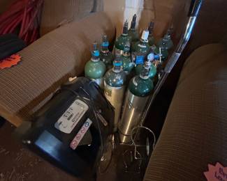 5 liter oxygen concentrator with several full oxygen bottles