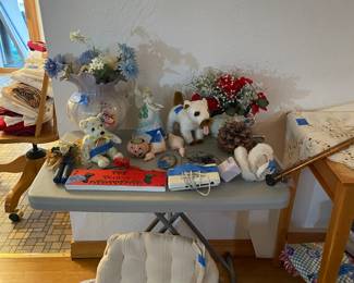 Miscellaneous decor.