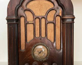 1930s Atwater Kent 465Q Super-Heterodyne Radio with Cathedral-Style Cabinet