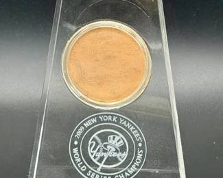 LE New York Yankees 2009 World Series Champions Crystal Paperweight With Dirt