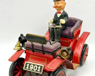 VINTAGE T.N TRADE MARK JAPAN BATTERY OPERATED ANTIQUE CAR