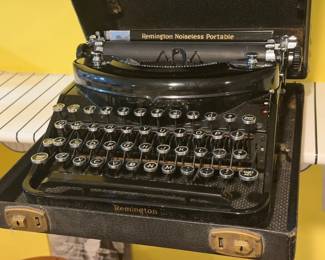 vintage Remington Noiseless Portable typewriter With Case