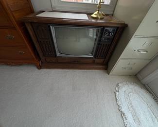 . . . vintage box TV w/cabinet