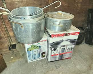 SEVERAL STOCKPOTS / OUTDOOR COOKING