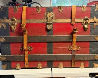 140 AntiqueSteamerTrunk