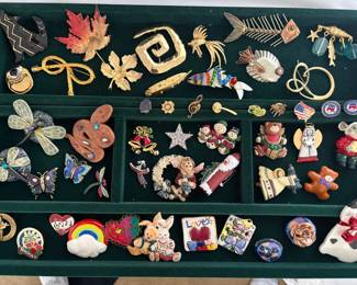 Assorted Brooch & Lapel Pins 