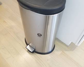 Step trash can