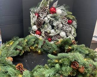 8 Ft Color Changing Garland And Flocked Wreath