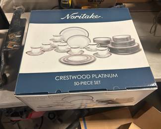 Crestwood serving set