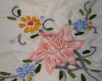 VINTAGE TABLE LINENS EMBROIDERED & APPLIQUE #vintage #tablelinens #linens
