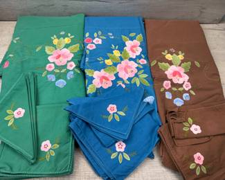 VINTAGE TABLE LINENS EMBROIDERED & APPLIQUE #vintage #tablelinens #linens #embroidered #applique