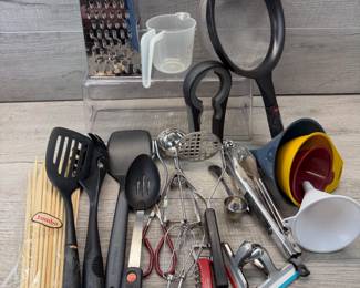 KITCHEN UTENSILS & GADGETS CALPHALON FARBERWARE #kitchen #utensils #gadgets #calphalon #farberware #boxgrater #funnel #strainer