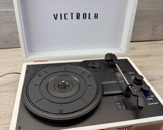 VICTROLA JOURNEY SUITCASE RECORD PLAYER W BLUETOOTH #victrola #victrolajourney #recordplayer #bluetooth #suitcaserecordplayer