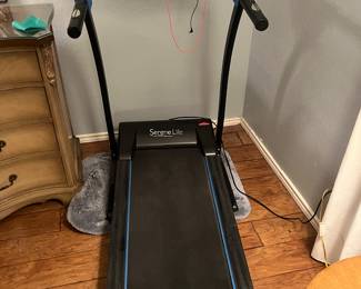 This treadmill folds up, it still has its original plastic on it and it comes with a booklet. It is new.!! The next few pictures are from the same treadmill.