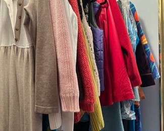 My homeowner had been a fashion model. She has lots of beautiful clothing.
👗👚👙🧢