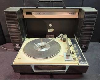 010 Vintage General Electric Wildcat Portable Record Player