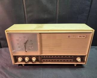 Vintage General Electric Am Fm Clock Radio