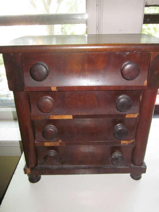 Salesman sample dresser (miniature)