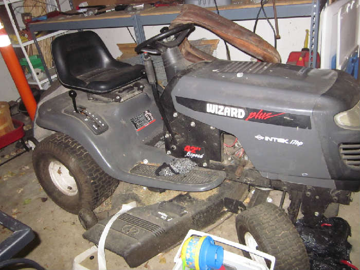 Riding Lawn Mower, 17HP Briggs and Stratton, 42" Mulcher deck