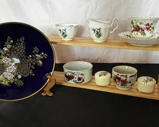 Japanese porcelain items and a tea set