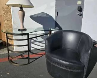 FR111Entry glass table and faux leather chair