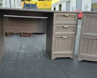 FR106Desk and filing cabinet