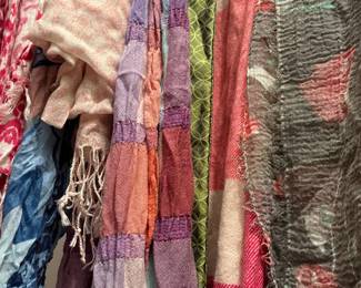 COLORFUL SCARVES 