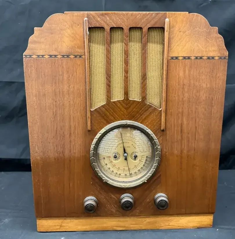 VINTAGE 1930s AIRLINE MONTGOMERY WARD TOMBSONE TUBE RADIO ART DECO CABINET TESTED
