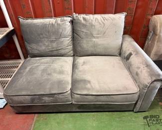 6600 Love Seat