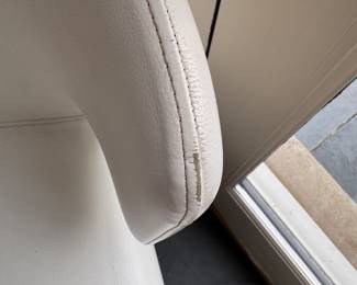 Set of 5 Cassina Hannes Wettstein Hola 367 White Leather Chairs. 18" Seat Height. Some Slight Wear. Photo 6 of 8.