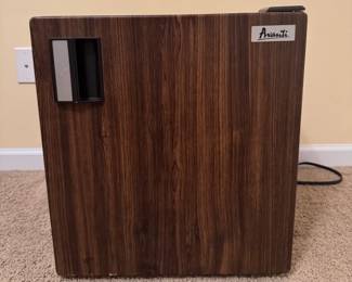 Avanti Freezer in MCM WoodOptic