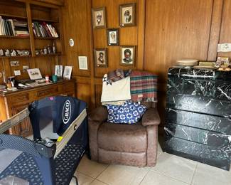 Furniture and play pen / crib