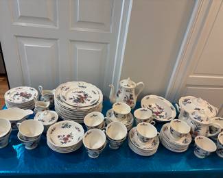 LARGE SET WILLIAMSBURG WEDGWOOD CHINA