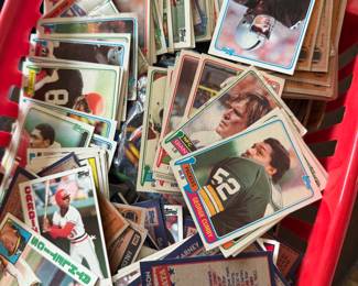TONS OF BASEBALL CARDS