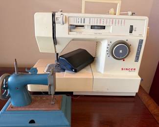 SINGER SEWING MACHINE & LITTLE VINTAGE DUDE