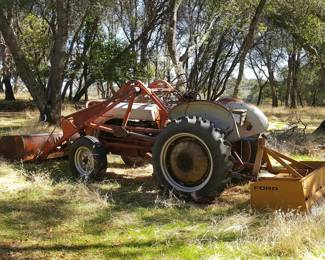 1940s Ford 2N Tractor with Loader & Box Scraper – RUNS VERY WELL