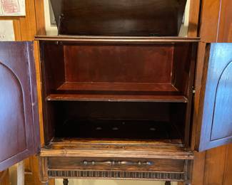 The Wolf Industries, also referred to as “The Wolf Ingenuities” based in Kokomo, Indiana, U.S.A. “A Mastercraft Cabinet” uses for radio components, 1920’s-1930’s